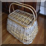 Z03. Large picnic basket. 